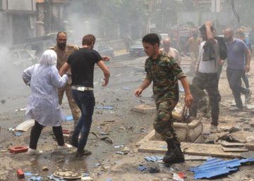 Fuerzas de seguridad sirias durante la evacuaci&oacute;n del personal m&eacute;dico despu&eacute;s del bombardeo al hospital Al Dabit.