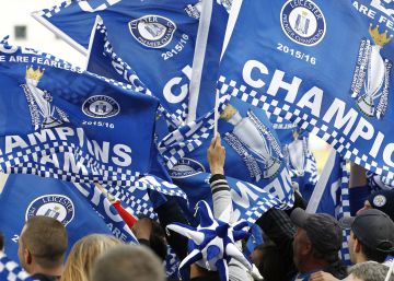 Aficionados del Leicester City celegran el t&iacute;tulo de la Premier League inglesa. rn 