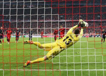 Oblak detiene el penalti a M&uuml;ller. 