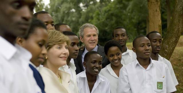 El entonces presidente de EE UU George Bush y su esposa Laura, durante una visita a una escuela en (Ruanda), en febrero de 2008. 