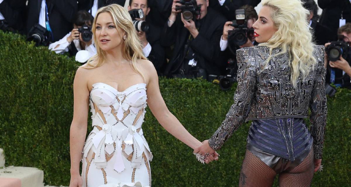 Kate Hudson y, a la derecha, Lady Gaga posan en la alfombra roja de la Gala del MET.