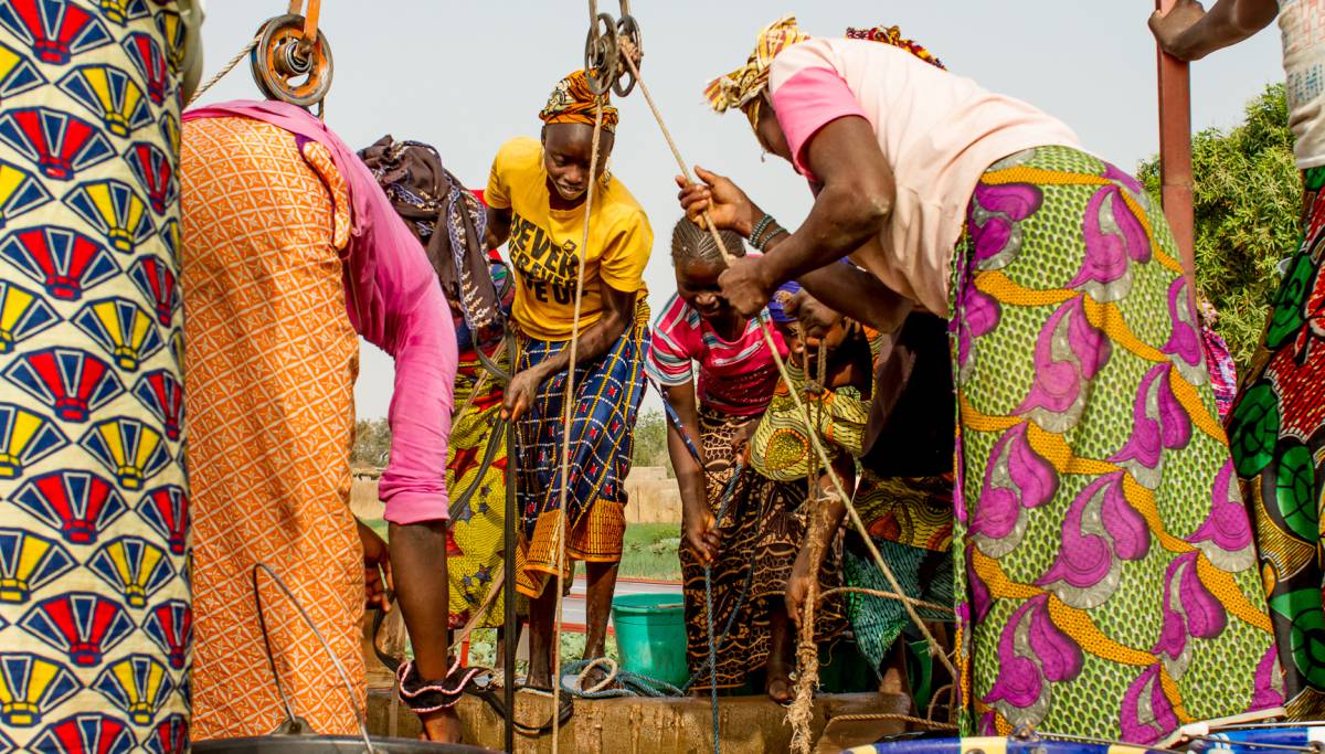Un grupo de mujeres extrae agua de un pozo de Kolonia, en Malí.