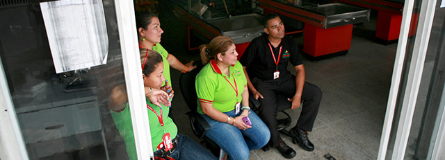 Trabajadores de un supermercado sin luz, en Maracaibo.