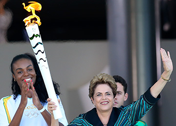 La presidenta Dilma y la atleta Fabiana cogen la antorcha olímpica.