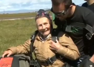 Beth Roberts tras el salto en paracaídas.