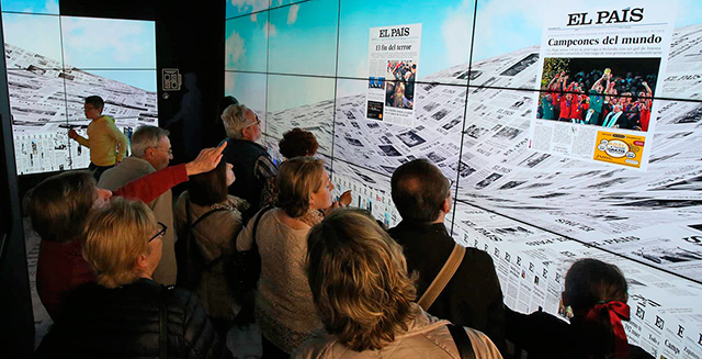 Visitantes de la exposición de EL PAÍS en Cibeles.