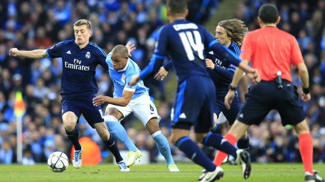 Kroos conduce el balón en el partido del Etihad.