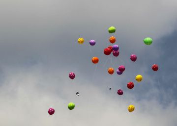 Globos lanzados por la comunidad homosexual de Bangladesh para celebrar la entrada en el a&ntilde;o nuevo bengal&iacute;, el 14 de abril de 2016. 