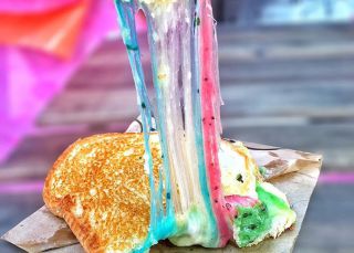 'Rainbow Chilled Cheese', el sandwich de queso 'travesti'