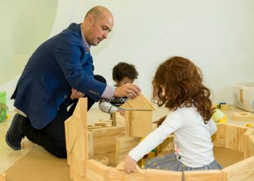 Ritxar Bacete con sus hijos en su oficina en casa y sala de juegos.