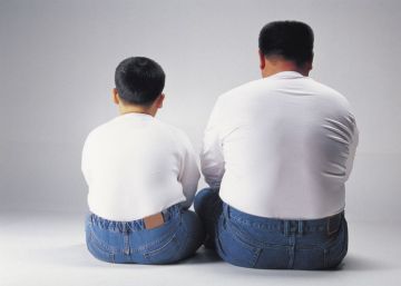 Un padre y un hijo con sobrepeso.