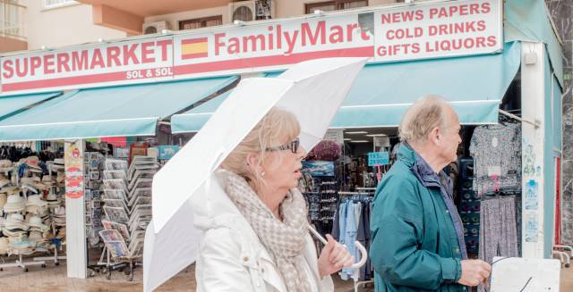 A couple in Fuengirola, a favorite area for expats.