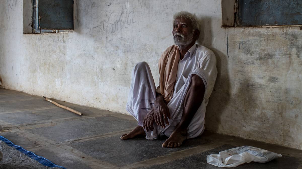 Thimmappa, de 65 años y enfermo de tuberculosis, en el local de su aldea, Htipalli, en el Estado indio de Andhra Pradesh, al que acude para recibir su medicación.