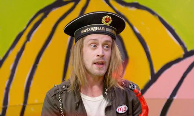 Macaulay Culkin reaparece entre éxtasis, psicodelia y delirio