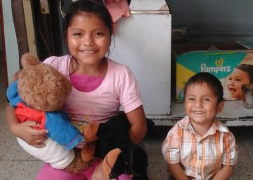 Román y Rosita tras su estancia en el Centro de Atención Materno-Infantil de Cuilco.