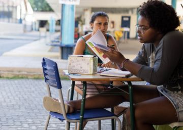 Entrada al colegio IEPIC de Niterói, en Río de Janiero, con dos estudiantes en guardia.