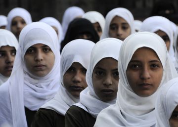Unas ni&ntilde;as asisten a una asamblea matutina en el colegio Shaheed Mohamed Motaher Zaid de Sana'a, en Yemen.