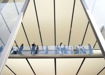 Techos altos y grandes ventanales, as&iacute; es el nuevo dise&ntilde;o del 'Apple Store' de San Francisco, en Estados Unidos. 