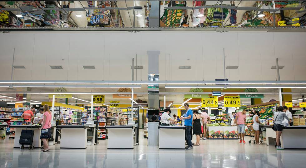 Supermercado de un barrio de Barcelona Supermercado de un barrio de Barcelona
