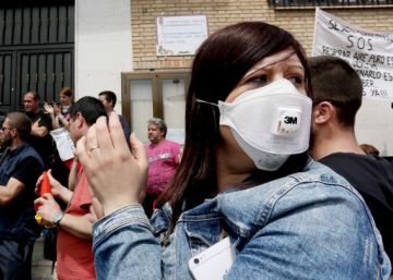 Vecinos de Sese&ntilde;a ante el Ayuntamiento.