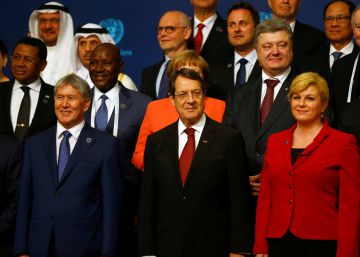 Foto de familia de la Cumbre Humanitaria Mundial en Estambul, con pocas mujeres.