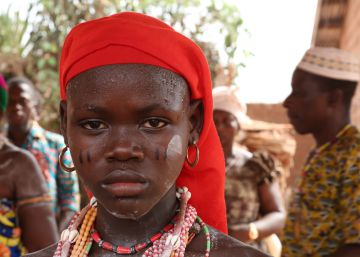 Una niña con la cara pintada.