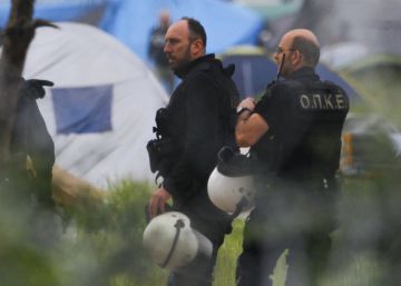La polic&iacute;a griega comienza a desalojar a los inmigrantes y refugiados de un campo cerca de Idomeni.