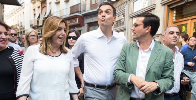 Socialist leader Pedro Sánchez (center).