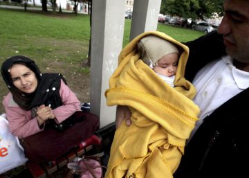 Migrantes hacen cola para recibir ayuda humanitaria a su paso por Belgrado, Serbia, en su ruta hacia Europa, el 16 de mayo de 2016.