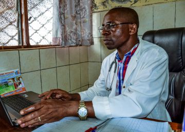 El doctor Joseph Mbuku se conecta a la plataforma Medting en el hospital de Djunang.