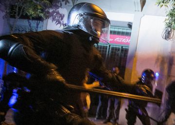 Carga policial de los Mossos d'Esquadra en el barrio de Gr&agrave;cia. 