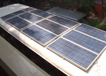 Imagen de los paneles solares del autob&uacute;s Kayoola.