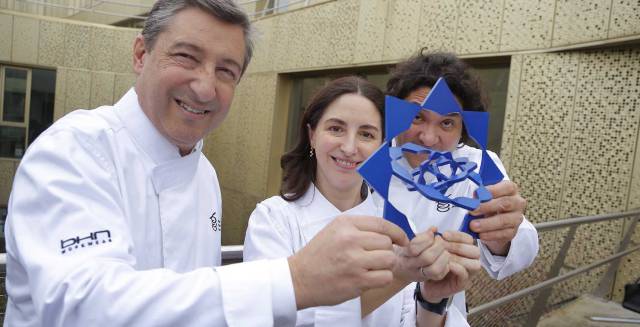 Los chefs Joan Roca, Elena Arzak y Gast&oacute;n Acurio, en febrero pasado tras la presentaci&oacute;n del premio mundial Basque Culinary.