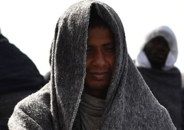 Migrantes llegan al puerto de Calgari este 26 de mayo.