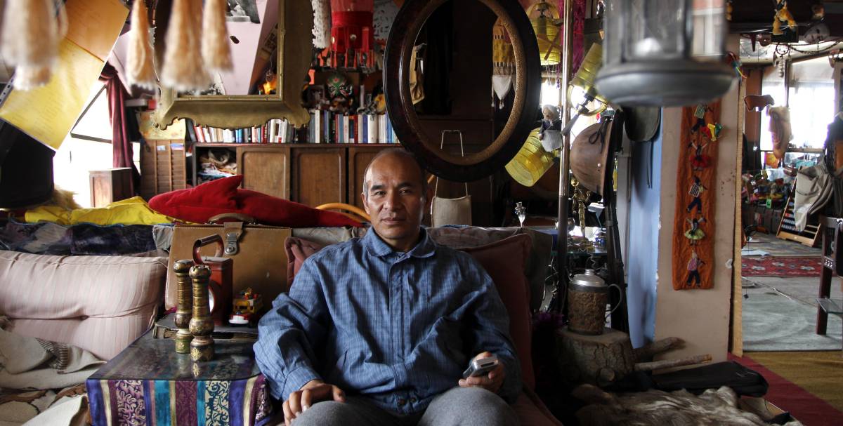 Iván Nogales, en su casa, rodeado de muchos de los artilugios que ha ido recogiendo o comprando en la calles.