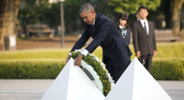 Obama deposita  una corona de flores en el Memorial de Hiroshima.