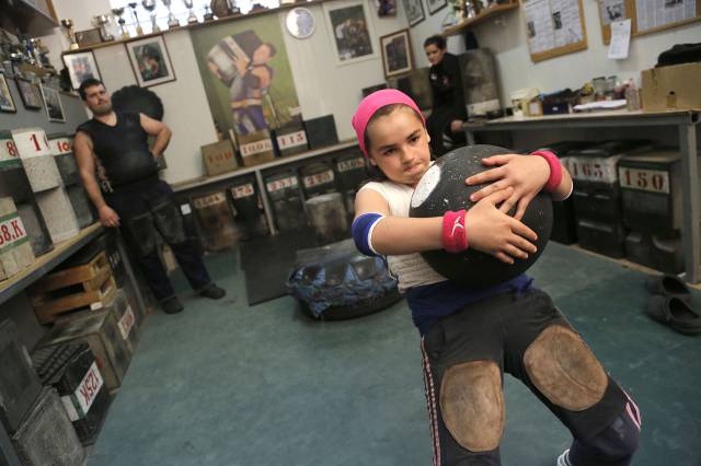 Udane Ostolaza, de 10 a&ntilde;os, levanta una esf&eacute;rica de 20 kilos.