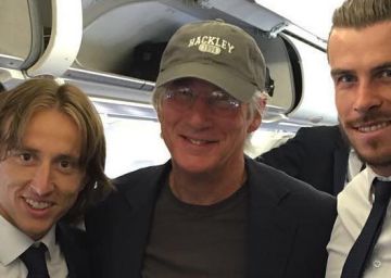 Richard Gere, con gorra, en el avi&oacute;n del Real Madrid junto a algunos jugadores. 