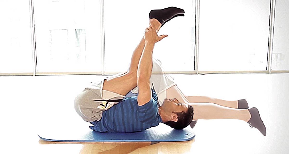 Vídeo| El reto de los 4 minutos: 5 ejercicios para dormir a pierna suelta