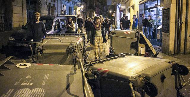 Gràcia district residents inspect damage caused by this week's violence.
