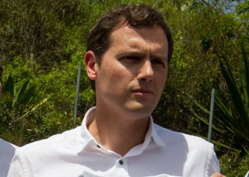 Albert Rivera posa sosteniendo camisetas con la imagen de Leopoldo L&oacute;pez acompa&ntilde;ado por la madre y la esposa del dirigente opositor venezolano.