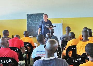 Clase con reclusos del Centro Prisional de Recupera&ccedil;ao Juvenil de Boane.