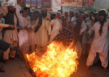 Paquistan&iacute;es sun&iacute;es pro talibanes queman una bandera estadounidense el pasado 25 de mayo