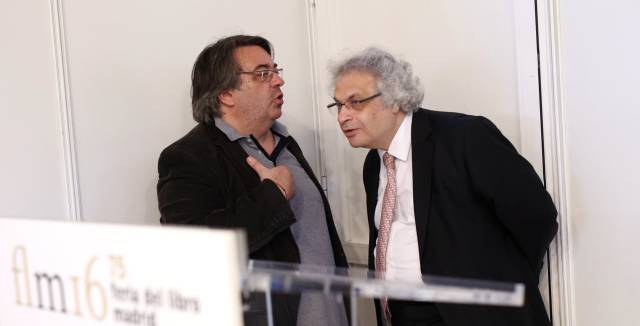Amin Maalouf (derecha) y Jesús Ruiz Mantilla, en la Feria del libro.