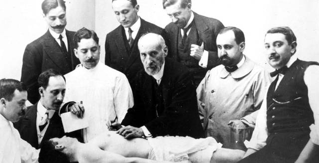 Clase de disecci&oacute;n de Santiago Ram&oacute;n y Cajal, en 1915.