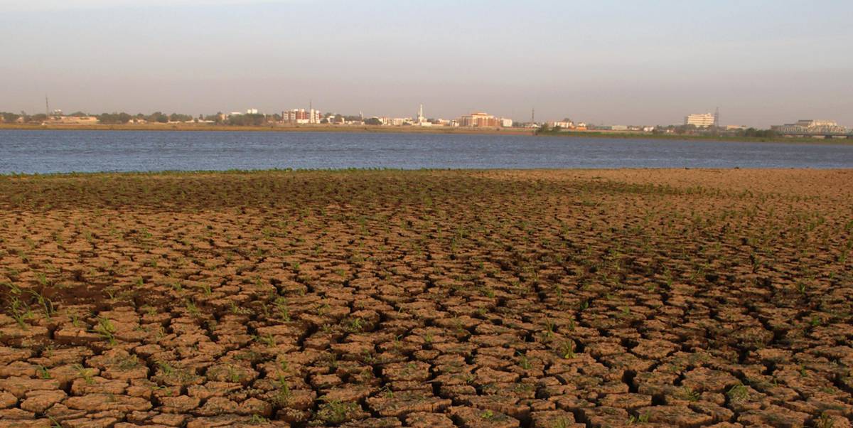 Suelo seco junto al Nilo en Jartum, Sud&aacute;n.