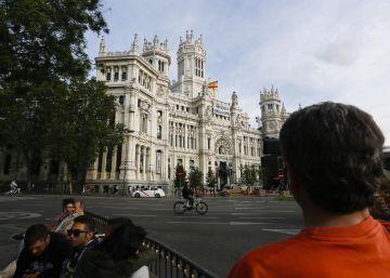 El Palacio de Comunicaciones, actual sede del Ayuntamiento de Madrid. Esta obra que el arquitecto Antonio Palacios construy&oacute; entre 1907 y 1919 con su compa&ntilde;ero Joaqu&iacute;n Otamendi tras ganar el concurso p&uacute;blico es su edificio m&aacute;s conocido y un ejemplo de su manera de usar los materiales. "Su familia ten&iacute;a varias canteras y por eso &eacute;l es tan dado a usar la piedra de manera tan brutalista", explica Miguel &Aacute;ngel Baldellou, catedr&aacute;tico de composici&oacute;n arquitect&oacute;nica.