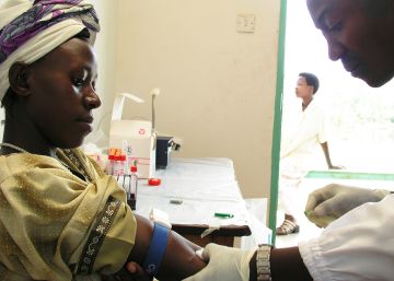 Una mujer se hace el test del VIH en Mukono (Uganda).