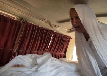 La abuela de la joven pakistan&iacute; torturada y quemada viva, acompa&ntilde;a a su nieta en la ambulancia hacia el hospital tras el suceso. 