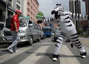 Omar en la calle P&eacute;rez Velasco saluda a los conductores mientras regula el tr&aacute;fico pace&ntilde;o.